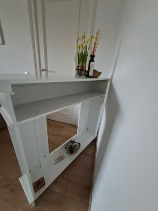 Chimenea decorativa de madera blanca.