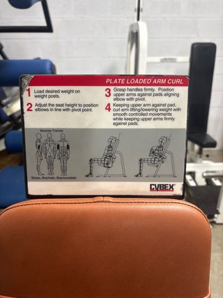 Cybex Curl de Bíceps Plate Loaded