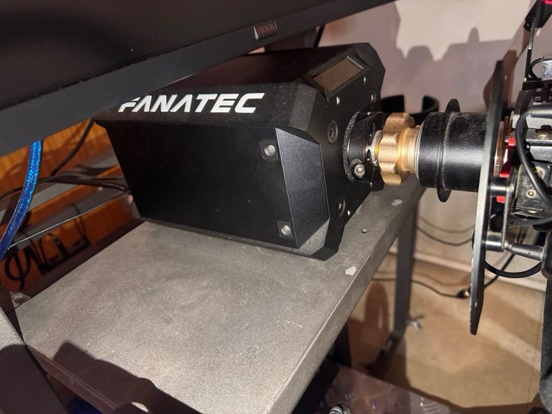 Fanatec DD1 + Hub + Pedales + killswitch afbeelding 3