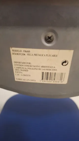 Silla plegable azul y plateada