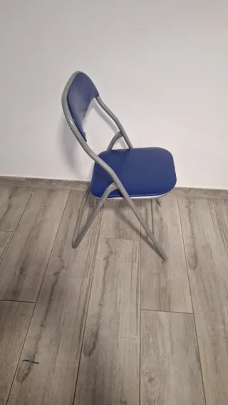 Silla plegable azul y plateada
