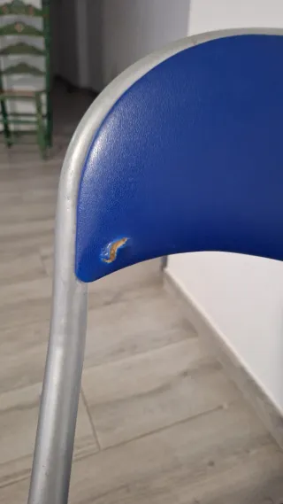 Silla plegable azul y plateada