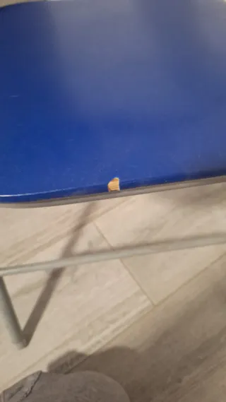 Silla plegable azul y plateada