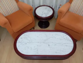Mesa auxiliar redonda de mármol y madera