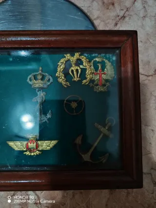 Cuadro de insignias militares