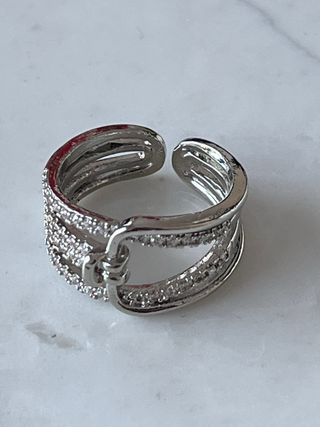 Anillo plateado con circonitas