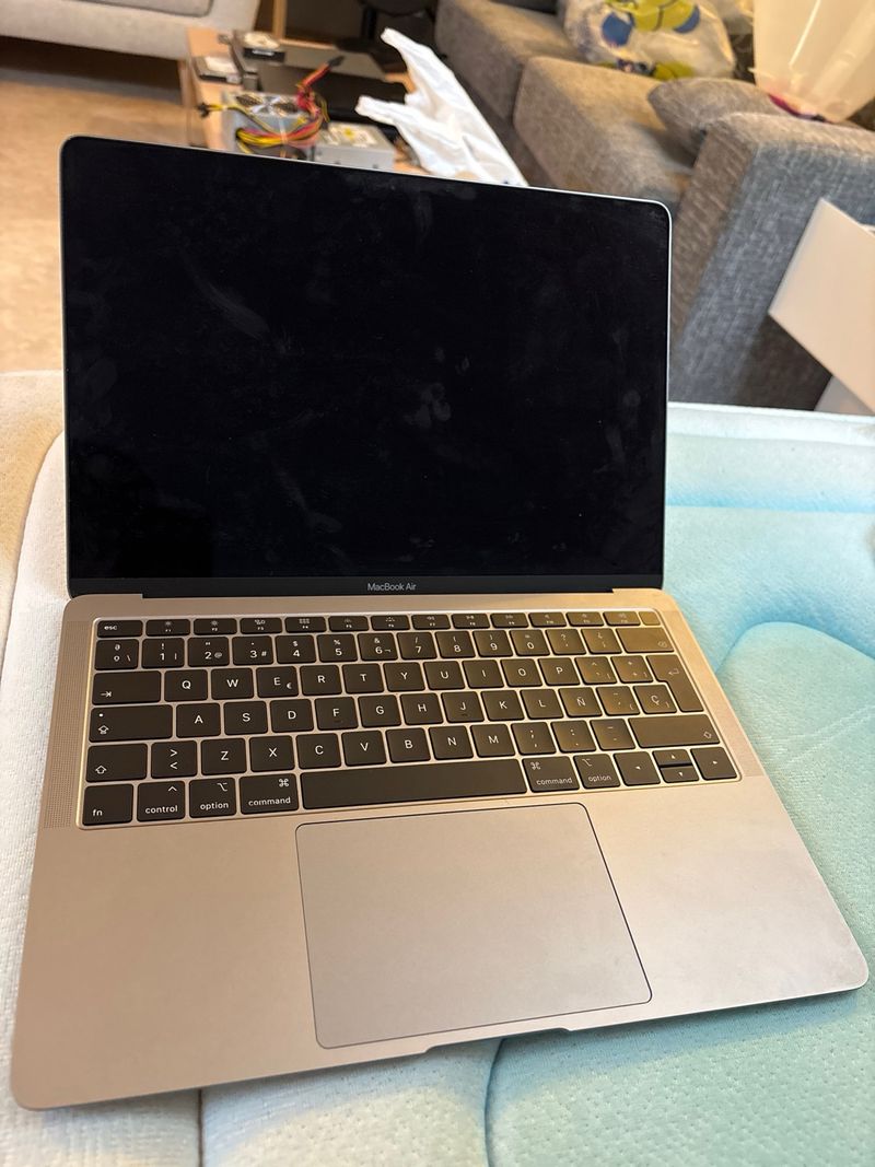 Macbook air 2019 - A1932 PARA PIEZAS - NO ENCIENDE afbeelding 2
