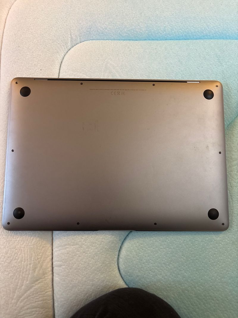 Macbook air 2019 - A1932 PARA PIEZAS - NO ENCIENDE afbeelding 3