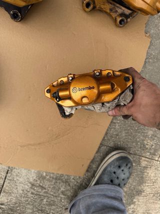 Pinzas Brembo Nissan 350Z Doradas