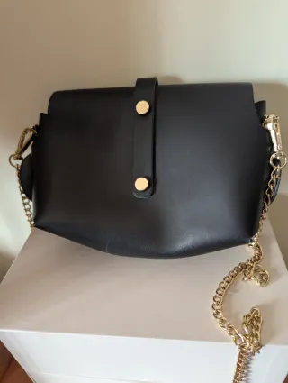 Bolso pequeño negro y dorado