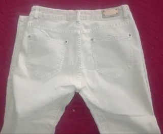 Pantalón blanco roto o gris muy claro