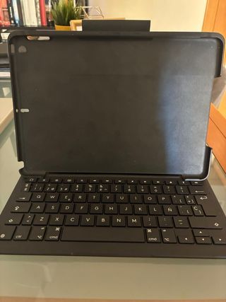 Funda Logitech iPad 8ª Gen con teclado.