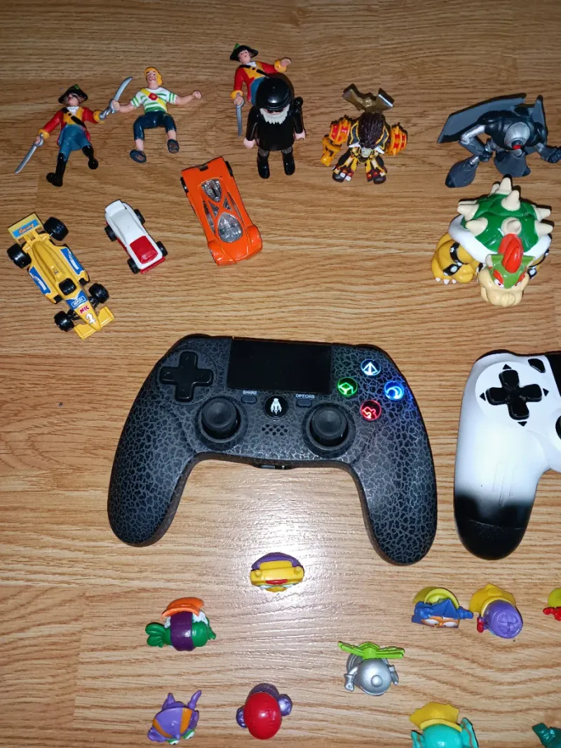 Lote mandos PS + figuras y cromos