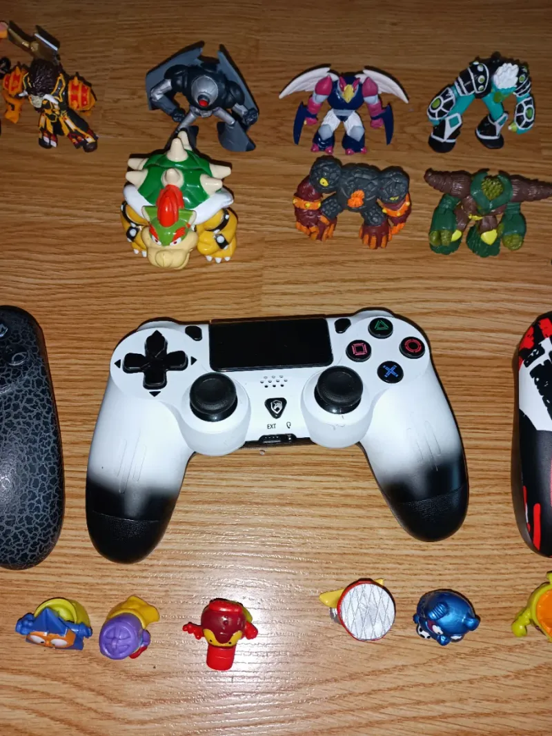 Lote mandos PS + figuras y cromos afbeelding 2