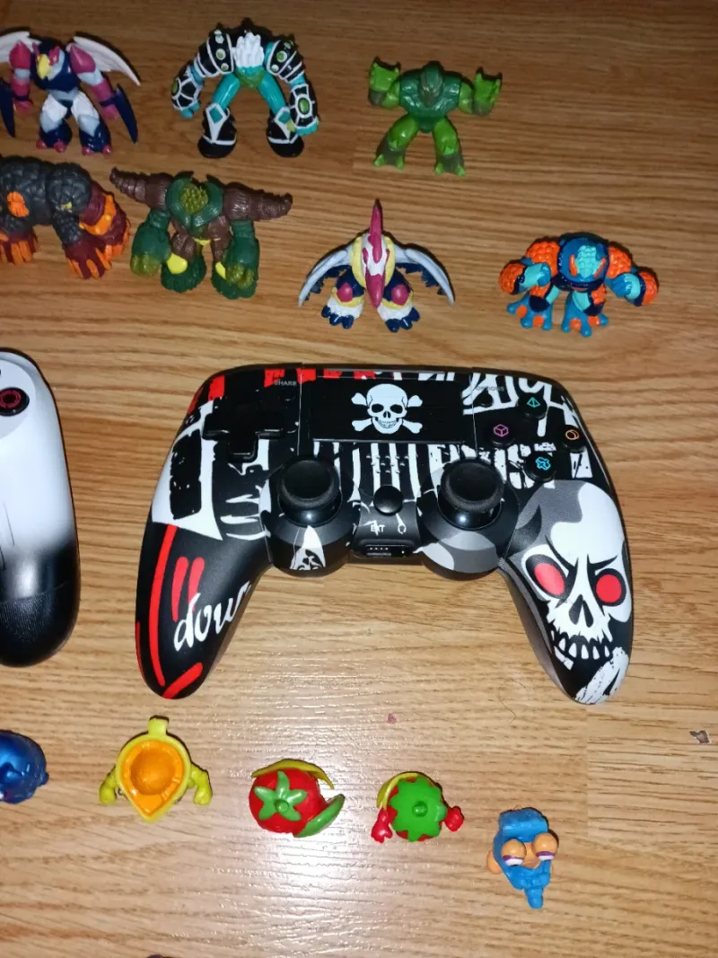 Lote mandos PS + figuras y cromos afbeelding 3