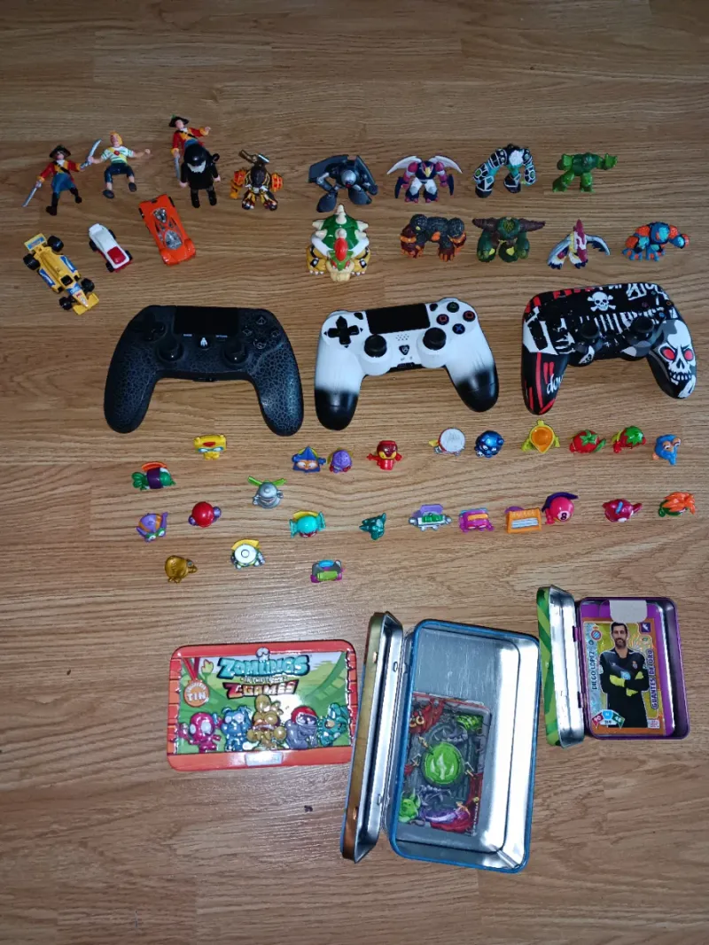Lote mandos PS + figuras y cromos afbeelding 4
