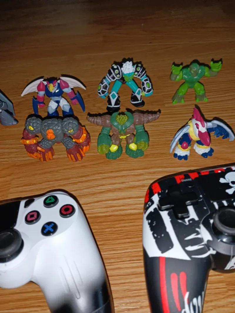 Lote mandos PS + figuras y cromos afbeelding 5