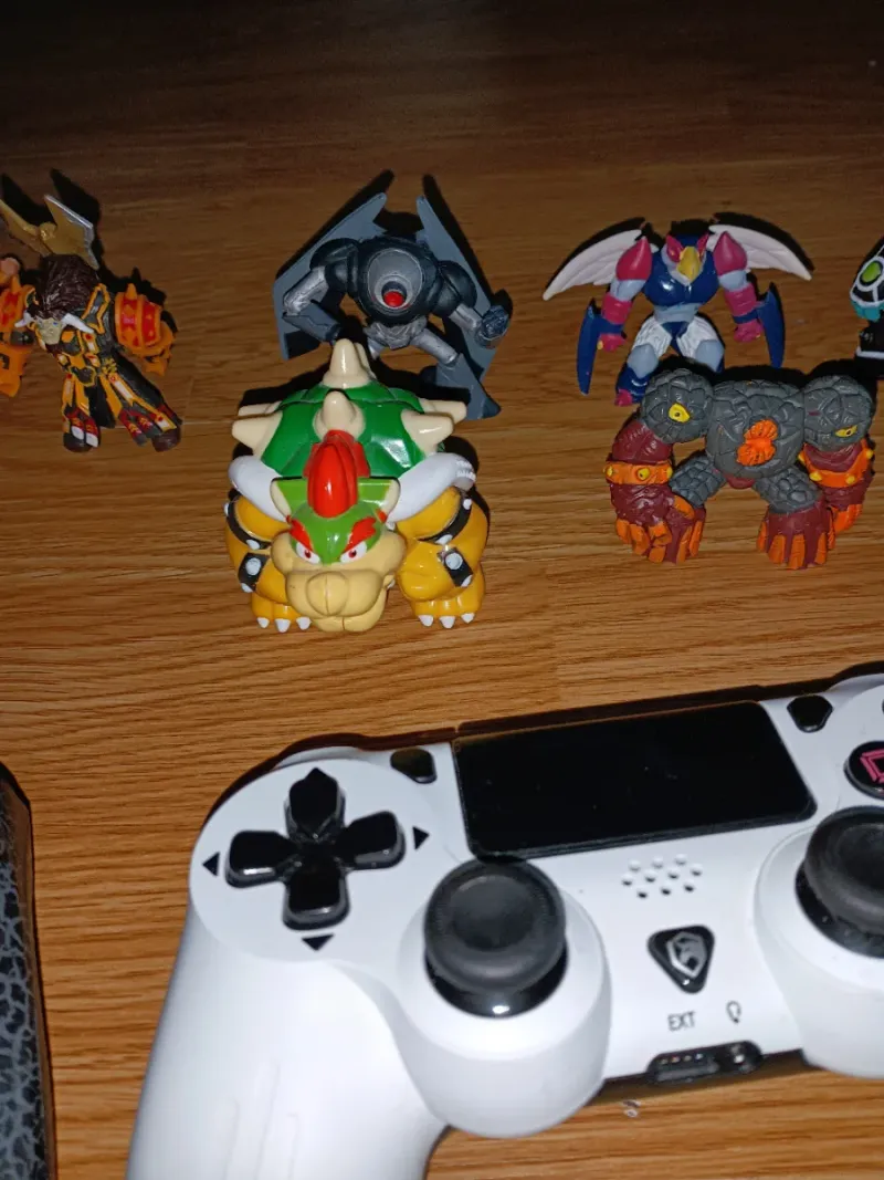 Lote mandos PS + figuras y cromos afbeelding 6