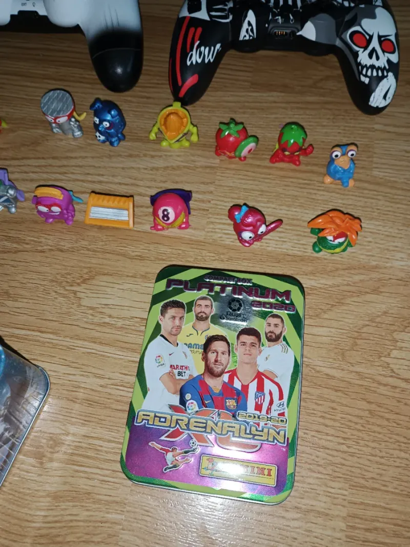 Lote mandos PS + figuras y cromos afbeelding 7