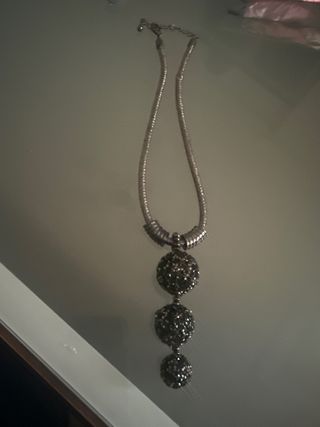 Collar con colgante de bolas