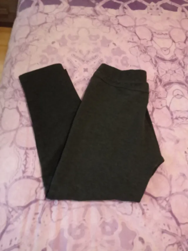 Pantalón gris oscuro ajustado con cremalleras