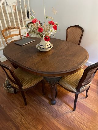 Mesa antigua de roble y 8 sillas