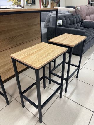 Mesa alta con estantes y 2 taburetes