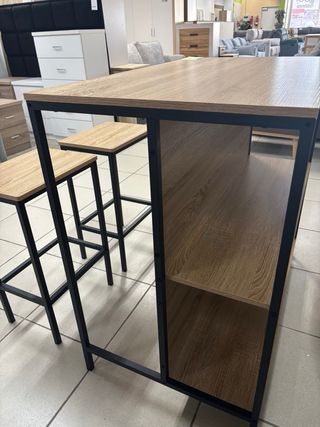 Mesa alta con estantes y 2 taburetes