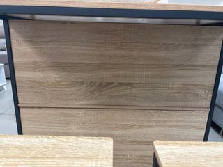 Mesa alta con estantes y 2 taburetes