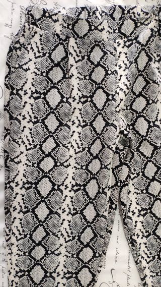 Pantalón recto estampado serpiente T.M