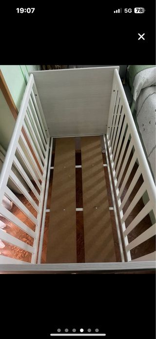 Cuna de bebé blanca con estrella