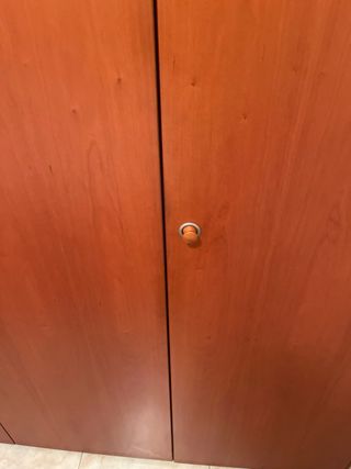 Armario de madera color naranja