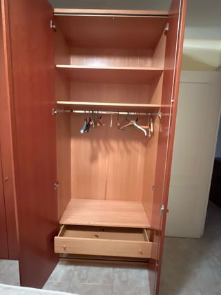 Armario de madera color naranja