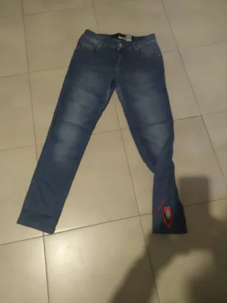 Jeans donna moschino con cuore alla caviglia .