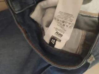 Jeans donna moschino con cuore alla caviglia .