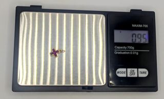 Colgante Cruz de oro 18k con piedra, 0.95 g.