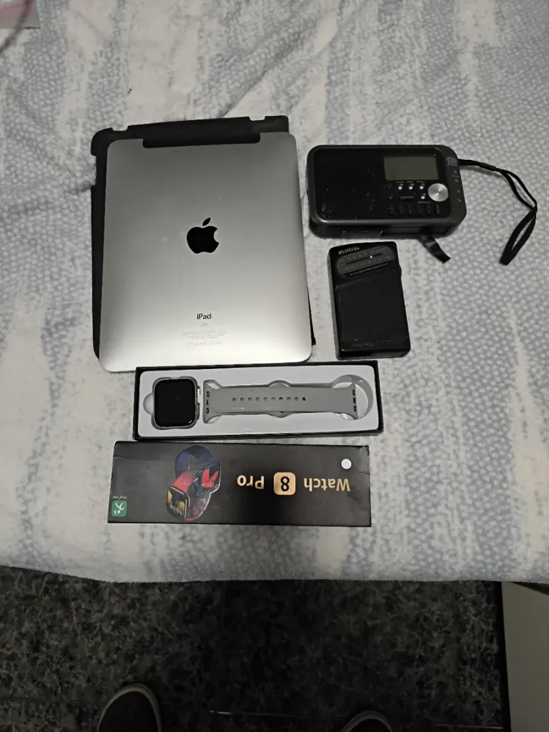 Lote: iPad, Smartwatch y Radio