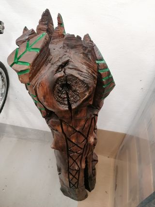 Tótem de madera tallado a mano