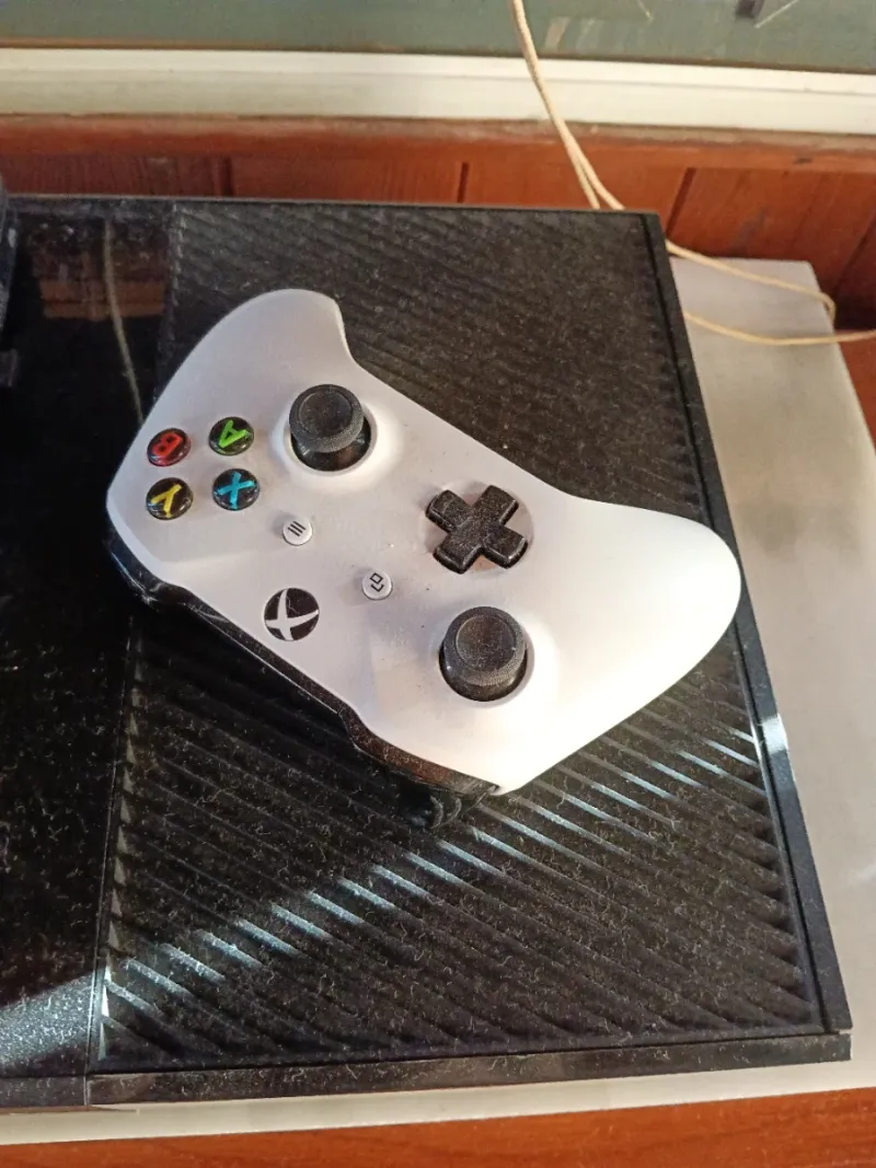 Xbox One Blanco y Negro más tres juegos.