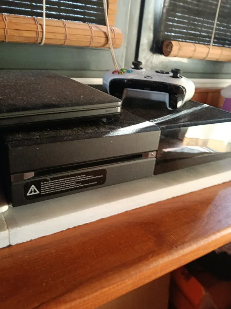 Xbox One Blanco y Negro más tres juegos. afbeelding 2
