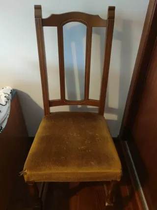 Silla de estructua de madera con asiento acolchado