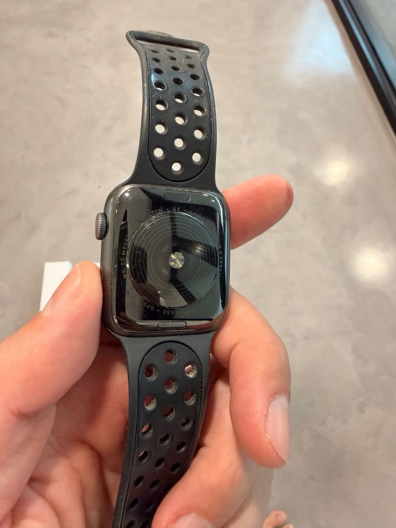 Apple Watch SE 44mm Gris Espacial afbeelding 3