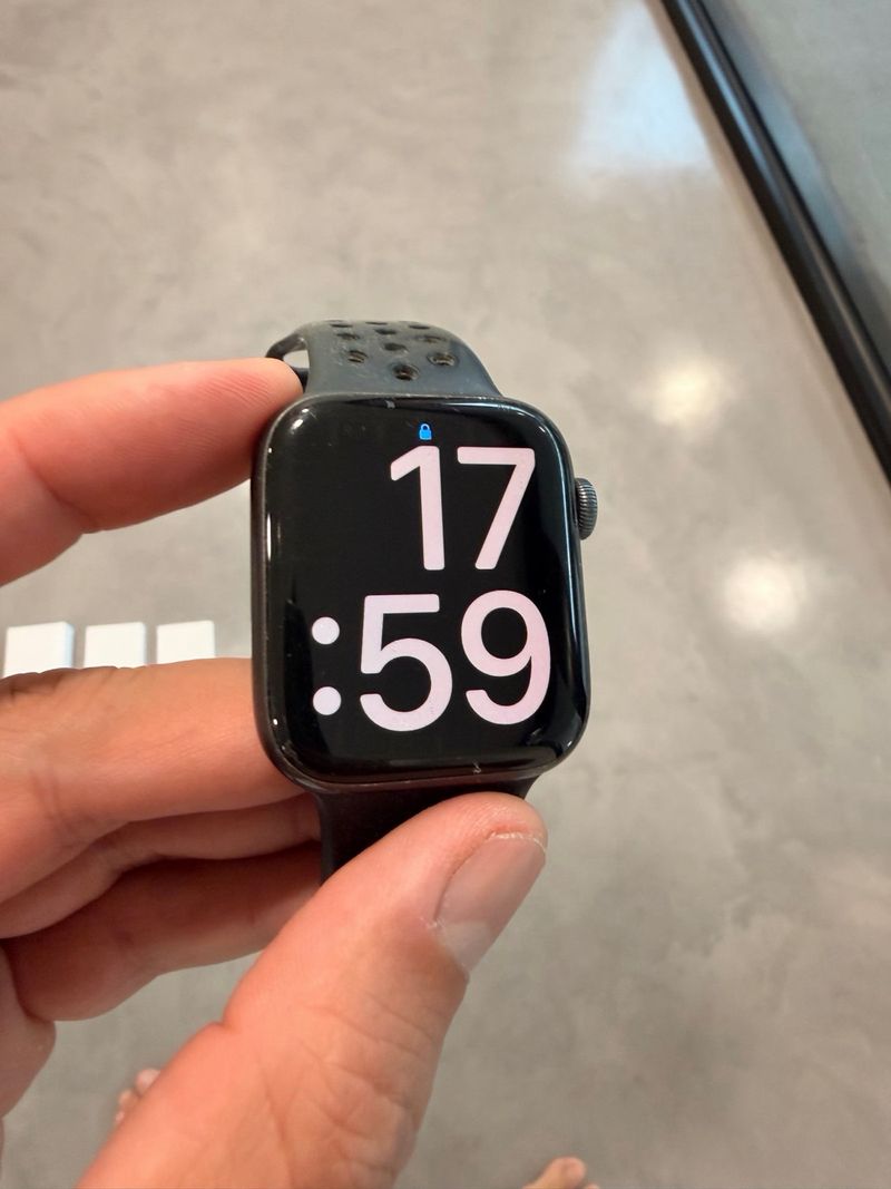 Apple Watch SE 44mm Gris Espacial afbeelding 2