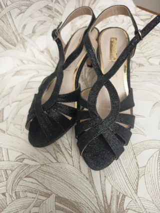 Sandalias de tacón negras con brillos