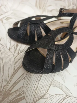 Sandalias de tacón negras con brillos