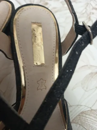 Sandalias de tacón negras con brillos