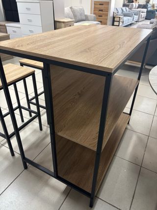 Mesa alta con estantes y 2 taburetes