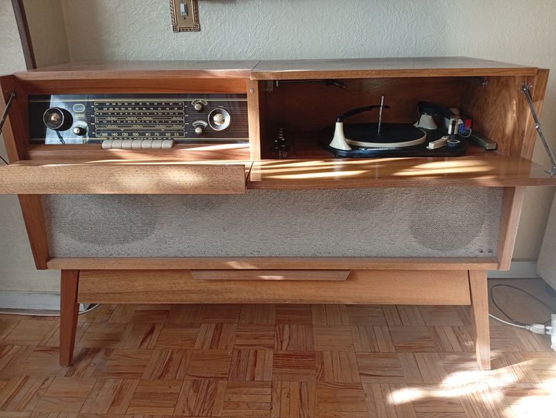 Radio Tocadiscos Vintage Madera