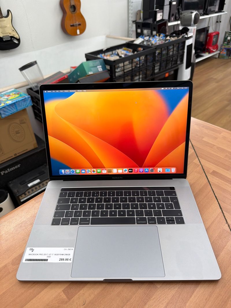 MacBook Pro 2017 15” i7 16GB RAM 256GB SSD