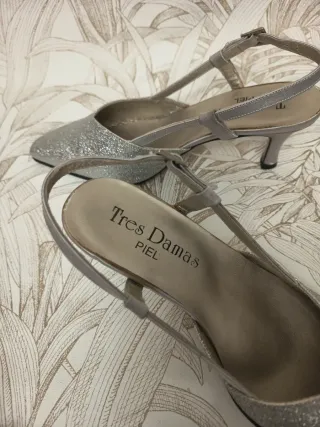 Zapatos de fiesta plateados Tres Damas